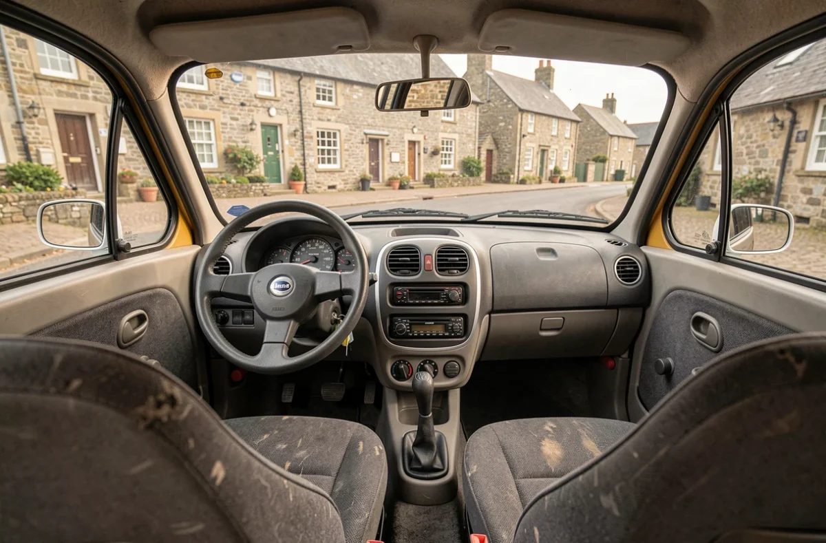 Intérieur d'une voiture sans permis d'occasion avec tableau de bord et sièges en tissu gris