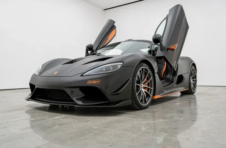 Koenigsegg Agera R en carbone noir mat exposée dans un showroom blanc épuré avec reflets au sol
