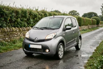 Voiture sans permis d'occasion de marque Aixam garée sur une route rurale normande dans la Manche