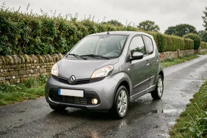 Voiture sans permis d'occasion de marque Aixam garée sur une route rurale normande dans la Manche